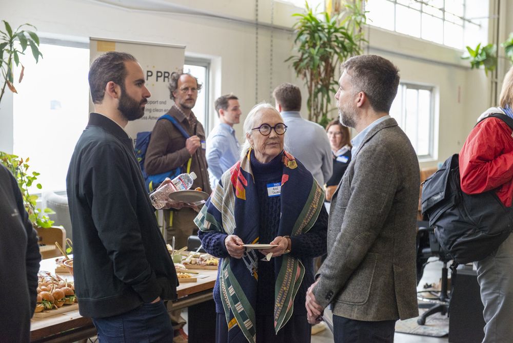 Guests following the discussion.
