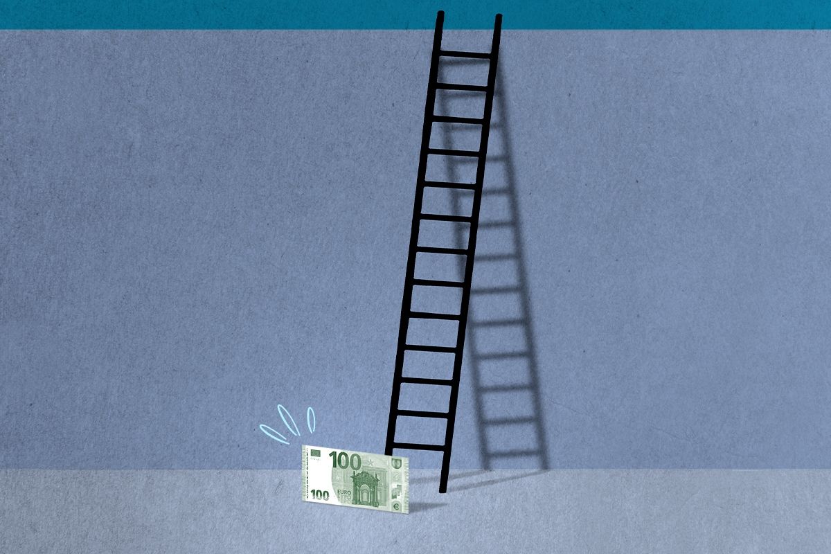 100 Euros wanting to climb a ladder.