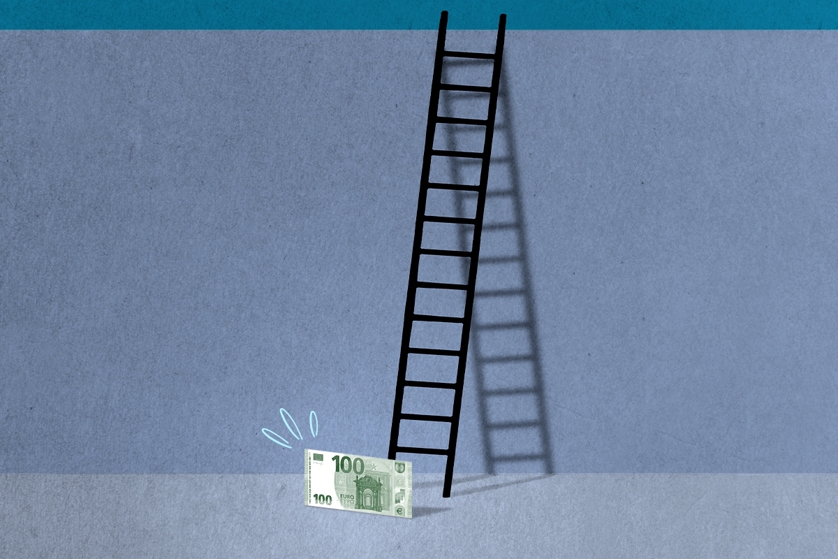 100 Euros wanting to climb a ladder.
