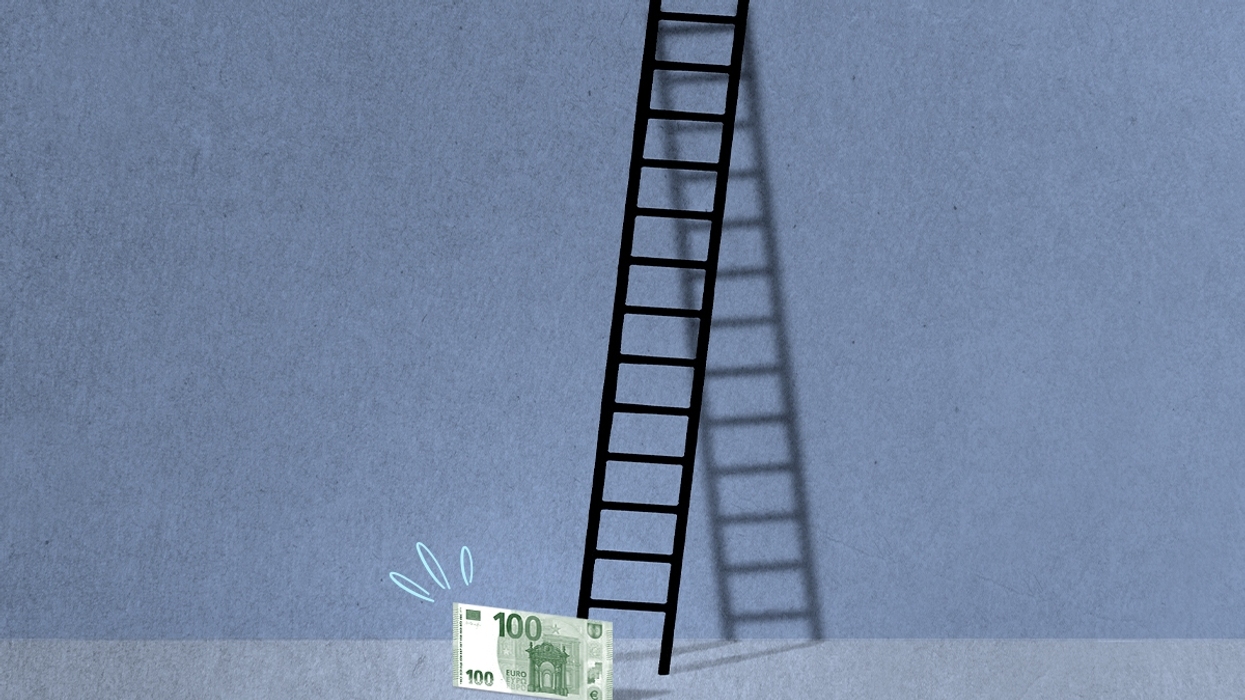 100 Euros wanting to climb a ladder.