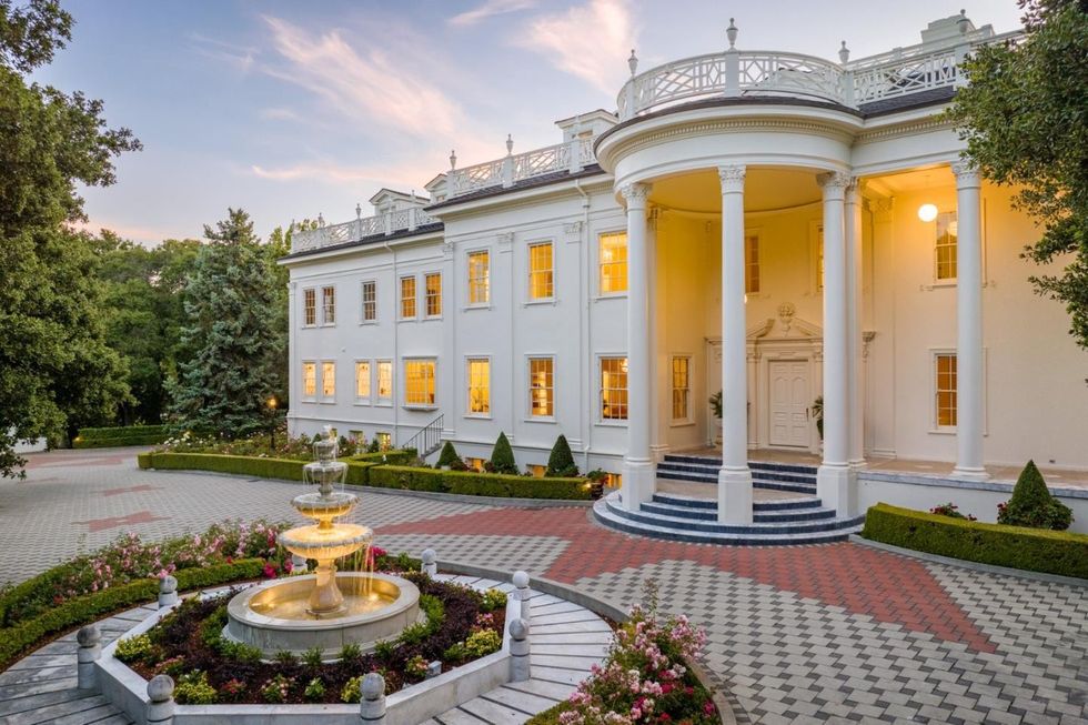 Replica mansion of White House in California